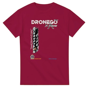 Puede incluir: Camiseta granate con texto blanco y verde "DRONEGO X-treme" y "DISRUPTION" en un diseño vertical. La camiseta también tiene el texto "Sounds Beyond of Limits" y un pequeño gráfico.