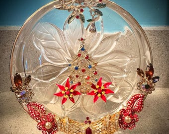 Deck the Dish – sztuka biżuterii świątecznej w stylu vintage na cukierniczce ze szkła prasowanego