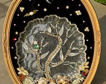 Vintage Schmuck Baum Kunst Wandskulptur, Eule Nachtszene, gerahmt Mixed Media Zusammenstellung, Gothic Walddekor, 13x17