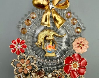 Katze & Goldfisch Vintage Schmuck Kunst, Geschenk für Katzenliebhaber, Kitschige Blumen Zusammenstellung, Upcycled Brosche Kunst, Miniature Curio Decor 4.5x3.75