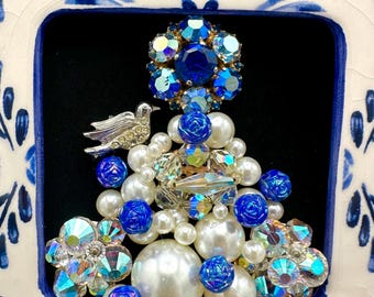 Framed Jewelry Christmas Tree Art – 6x6” Blue & Pearl Holiday Decor – Vintage Rhinestone Assemblage