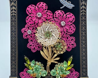 Biżuteria vintage Neon Garden Art – Asamblaż kwiatowy ze szkła uranowego w ozdobnej ramie (5x3”)