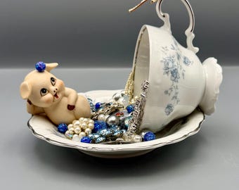 Freche Schwein-Teetassen-Skulptur, Vintage-Schmuck-Bild-Skulptur, wunderliches Kitsch-Dekor, blaue Strassstein-Montage, Cottagecore-Curio-Kunst, 16,5 x 15,5 cm