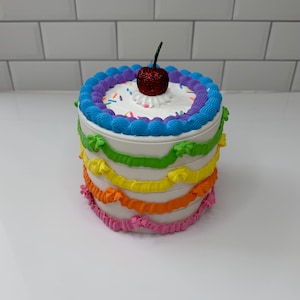 Regenbogen Kuchen Schmuckschatulle - Gefälschte Kuchenschmuckschatulle mit Kirschdeckel | Fake-Kuchen | Schmuckkästchen | Faux Dessert Box | Benutzerdefinierte Farben erhältlich