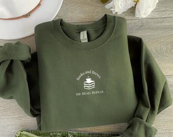 Sudadera bordada "Books and Brews" / Regalo acogedor para la lectura / Suéter unisex para el club de lectura de café, cuello redondo "Sip Read Repeat", suéter para amantes de los libros.