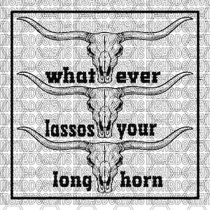 Puede incluir: Diseño gráfico en blanco y negro con tres calaveras de longhorn y el texto "whatever lassos your long horn". El fondo tiene un patrón repetido del texto "MSHBDesigns".