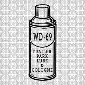 以下が含まれることがあります： 「WD-69 TRAILER PARK LUBE & COLOGNE」のテキストが入った、白黒のスプレー缶のグラフィック。缶は円筒形で、上部にノズルがあり、テキストは太字のサンセリフ体です。