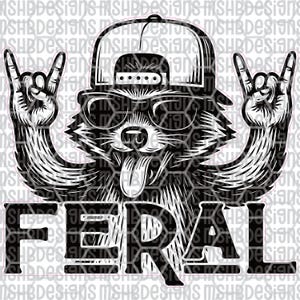 Peut inclure: Graphique noir et blanc d'un raton laveur portant une casquette de baseball à l'envers et des lunettes de soleil, avec la langue tirée. Le raton laveur fait un geste de la main rock and roll avec les deux mains. Le mot "FERAL" est imprimé en dessous.
