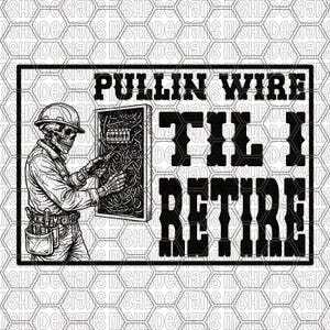 Può includere: Illustrazione in bianco e nero di un elettricista scheletro che lavora su una scatola di circuiti. Il testo recita "PULLIN WIRE TIL I RETIRE". L'elettricista indossa un casco e una cintura porta attrezzi.