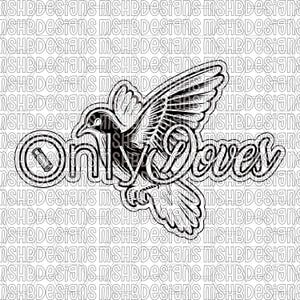 Puede incluir: Gráfico en blanco y negro que presenta una paloma en vuelo con las palabras "Only Doves". El diseño incluye una paloma estilizada con las alas extendidas y el texto en una fuente cursiva. Una bala está en un círculo.