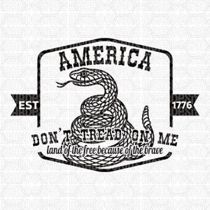 Może przedstawiać: Czarno-biała grafika przedstawiająca zwiniętego węża z napisami "Don't Tread on Me" i "America". Projekt zawiera rok "1776" i frazę "land of the free because of the brave".