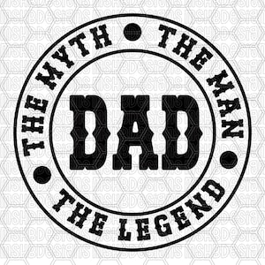 Könnte beinhalten: Schwarz-weißes kreisförmiges Design mit dem Text "THE MYTH THE MAN THE LEGEND" am äußeren Rand. Das Wort "DAD" ist prominent in der Mitte dargestellt.