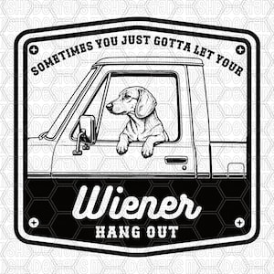 Può includere: Grafica in bianco e nero di un cane in un finestrino di un camion. Il testo recita "Sometimes you just gotta let your Wiener Hang Out". Il design è a forma di scudo con un motivo a nido d'ape.