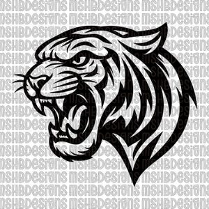 Op de afbeelding: Een zwart-wit grafische afbeelding van een tijgerkop in profiel, brullend met open mond. Het ontwerp heeft scherpe lijnen en een tribale kunststijl. De achtergrond bevat de tekst "MSHBDesigns".