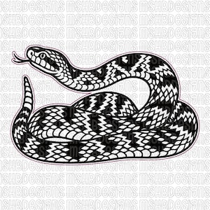 Puede incluir: Ilustración en blanco y negro de una serpiente de cascabel enroscada, con la lengua bífida. El cuerpo de la serpiente presenta un patrón de diamantes. El diseño es gráfico, sobre fondo blanco.