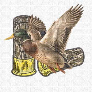 Op de afbeelding: Digitale illustratie van een eend in vlucht, met gespreide vleugels, met bruine, grijze en groene veren. De eend is gepositioneerd boven een camouflage-patroon shotgun shell en een bijpassende basis, met gele accenten.