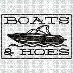 以下が含まれることがあります： 水上にモーターボートを描いた白黒のグラフィックデザインで、「BOATS & HOES」の文字が太字の大文字で表示されています。 このデザインは黒い長方形で囲まれており、アパレルや装飾に適しています。