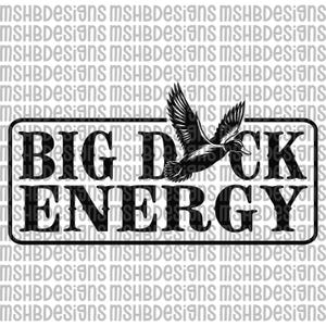 Peut inclure: Graphisme noir et blanc avec le texte "BIG DUCK ENERGY" dans un cadre rectangulaire, et une illustration de canard en vol. Le fond est un motif du texte "MSHBDesigns".
