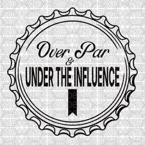 以下が含まれることがあります： ボトルキャップの形の中に「Over & Par」と「Under the Influence」という文字が入った白黒のグラフィックデザイン。プリントやグッズに最適です。