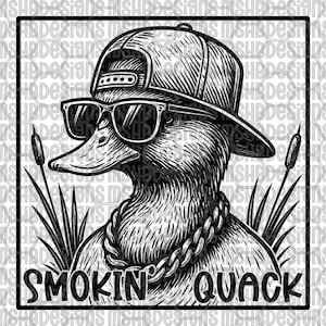 Pode incluir: Ilustração a preto e branco de um pato com boné de basebol, óculos de sol e uma corrente. O texto "SMOKIN' QUACK" está na parte inferior. Juncos e taboas no fundo. Estilo gráfico.