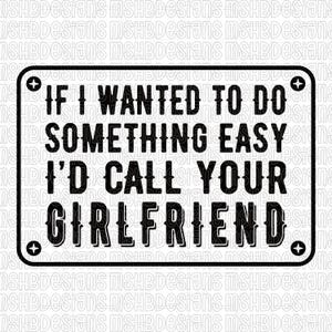 Puede incluir: Letrero rectangular en blanco y negro con esquinas redondeadas. El texto dice: "SI QUISIERA HACER ALGO FÁCIL, LLAMARÍA A TU NOVIA". El letrero tiene detalles decorativos en las esquinas y un borde.