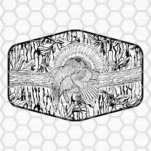 Könnte beinhalten: Schwarz-Weiß-Illustration eines Truthahns in einer Waldszene. Der Truthahn sitzt auf einem Baumstamm, seine Schwanzfedern sind aufgefächert. Der Hintergrund zeigt ein Tarnmuster und Blätter, alles innerhalb einer schwarzen Umrissform.