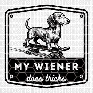 Peut inclure: Graphique noir et blanc d'un teckel sur un skateboard, dans un cadre en forme de bouclier. Le texte "MY WIENER does tricks" est en dessous. Le design est de style gravure vintage.