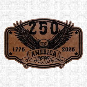 Peut inclure: Un emblème marron et noir avec le chiffre "250" au-dessus d'un aigle aux ailes déployées. Le mot "AMERICA" est sur une bannière en dessous de l'aigle, avec les années "1776" et "2026" de chaque côté.