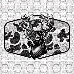 Puede incluir: Ilustración en blanco y negro de una cabeza de ciervo con grandes astas, sobre un patrón de camuflaje dentro de un marco en forma de escudo. El diseño es detallado, de estilo grabado, adecuado para productos de caza o al aire libre.