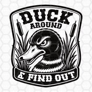 Könnte beinhalten: Schwarz-weiß Grafik mit einem Entenkopf mit intensivem Blick, umgeben von Schilf und Gras. Der Text "DUCK AROUND & FIND OUT" wird in fetter, stilisierter Schrift innerhalb eines schildförmigen Rahmens angezeigt.