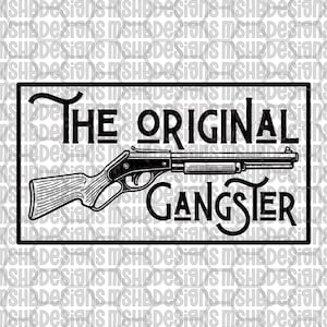 Könnte beinhalten: Schwarz-weiß-Grafikdesign mit einem Gewehr und dem Text "The Original Gangster" in einem rechteckigen Rahmen. Geeignet für Bekleidung oder Wandkunst.