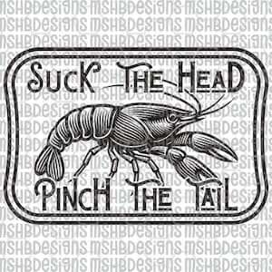 Op de afbeelding: Zwart-wit afbeelding van een rivierkreeft met de tekst "Suck the Head, Pinch the Tail" in een rechthoekige lijst. De rivierkreeft is gedetailleerd met zichtbare scharen, poten en antennes. De achtergrond heeft een herhaald patroon van de tekst "MSHBDesigns".
