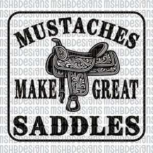 Puede incluir: Gráfico en blanco y negro con el texto "Mustaches Make Great Saddles" y una ilustración detallada de una silla de montar occidental. El diseño está encerrado en un marco cuadrado con esquinas redondeadas.