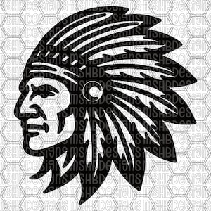 Puede incluir: Gráfico en blanco y negro de un jefe nativo americano de perfil, con un tocado de plumas. La imagen es un diseño vectorial, con líneas limpias y una representación detallada de la cara y el tocado. El fondo tiene un patrón repetitivo.