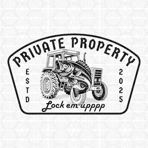 Puede incluir: Diseño gráfico en blanco y negro que muestra un tractor con un pez saltando. El texto "PRIVATE PROPERTY" está encima del tractor, con "ESTD 2025" y "Lock em upppp" también incluidos.