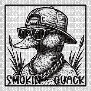 Könnte beinhalten: Schwarz-Weiß-Illustration einer Ente mit Sonnenbrille, Baseballkappe und Halskette. Der Text "SMOKIN' QUACK" befindet sich am unteren Rand des Bildes. Schilf und hohes Gras sind im Hintergrund.