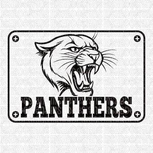 Può includere: Grafica in bianco e nero di una testa di pantera con la bocca aperta e i denti in mostra. La parola "PANTHERS" è sotto, all'interno di una cornice rettangolare con elementi decorativi agli angoli.