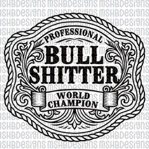 Può includere: Grafica in bianco e nero di un design di fibbia. Il testo recita "PROFESSIONAL BULL SHITTER WORLD CHAMPION" in grassetto. La fibbia ha un bordo a forma di corda e volute decorative.