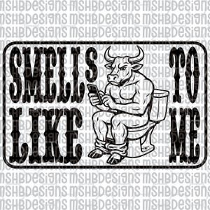 Puede incluir: Gráfico en blanco y negro que representa a un hombre-toro musculoso sentado en un inodoro, absorto en un teléfono inteligente. El texto "SMELLS LIKE TO ME" se muestra en letras negritas y estilizadas, creando un diseño humorístico.