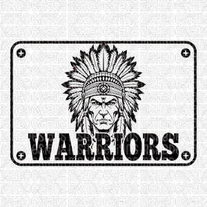 Puede incluir: Gráfico en blanco y negro de un jefe nativo americano con un tocado de plumas. La palabra "WARRIORS" se muestra en negrita debajo de la imagen del jefe. El diseño está enmarcado por un rectángulo negro con elementos decorativos en las esquinas.