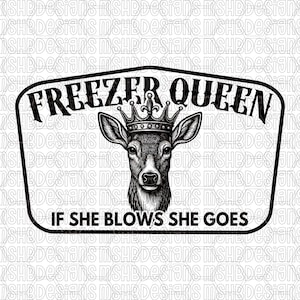 Puede incluir: Diseño gráfico en blanco y negro con un ciervo con corona, con el texto "FREEZER QUEEN" arriba y "IF SHE BLOWS SHE GOES" abajo. El diseño está encerrado en un marco rectangular negro.