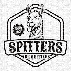 Op de afbeelding: Zwart-wit afbeelding van een knipogende lama met zijn tong uitgestoken. De tekst "SPITTERS ARE QUITTERS" staat onder de lama. Een kleine badge leest "WINNERS SWALLOW".