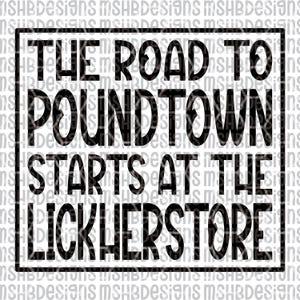 Può includere: Grafica in bianco e nero con il testo "THE ROAD TO POUNDTOWN STARTS AT THE LICKHERSTORE" all'interno di un rettangolo nero. Il testo è in grassetto e senza grazie.