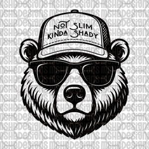 Puede incluir: Gráfico en blanco y negro de la cara de un oso con gafas de sol y una gorra de béisbol. La gorra dice "Not Slim Kinda Shady". El oso tiene un patrón de pelaje detallado y una expresión seria.