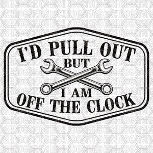 Puede incluir: Un diseño gráfico en blanco y negro con un borde rectangular de esquinas redondeadas. El texto dice I'D PULL OUT BUT I AM OFF THE CLOCK. Dos llaves inglesas metálicas cruzadas están colocadas horizontalmente en el centro del texto.