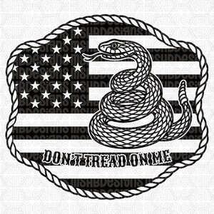 Peut inclure: Graphique en noir et blanc représentant un serpent à sonnettes enroulé sur un drapeau américain stylisé. L'inscription "DON'T TREAD ON ME" est affichée en dessous. Le motif est encadré par une bordure en corde.