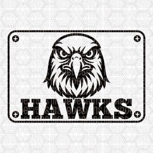 Könnte beinhalten: Schwarz-weiße Grafik eines Falkenkopfes über dem Wort "HAWKS" in fetter Schrift. Das Design ist in einem rechteckigen Rahmen mit dekorativen Eckelementen eingefasst. Das Bild hat eine klare, moderne Ästhetik.