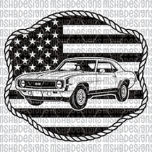 Puede incluir: Gráfico en blanco y negro de un coche clásico, el SS Camaro, sobre un diseño de la bandera estadounidense. La imagen está enmarcada por un borde en forma de cuerda, creando una estética patriótica y vintage.