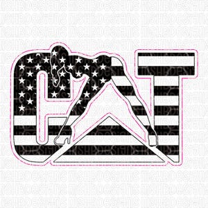 Puede incluir: Dise&ntilde;o gr&aacute;fico con la palabra "CAT" y una figura estilizada incorporada en las letras. Las letras son a rayas blancas y negras, con la letra "C" rellena con un patr&oacute;n de estrellas. El dise&ntilde;o tiene un contorno rosa.