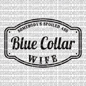 Può includere: Grafica in bianco e nero con la scritta "SOMEBODY'S SPOILED ASS" sopra "Blue Collar WIFE". Il design è di forma rettangolare con angoli arrotondati e un bordo doppio.